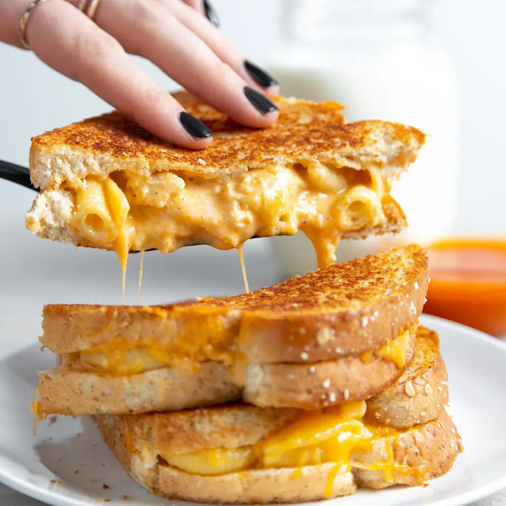 Buffalo Style Chicken Mac &  Cheese Grilled Cheese