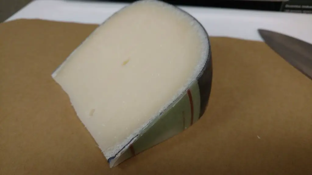 Cheese FAQs, Ep. 2: How to Cut and Serve a Wedge of Gouda ...
