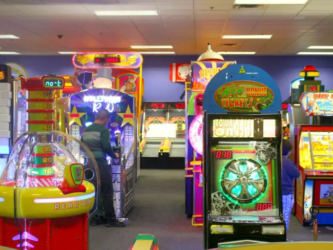 Chuck E. Cheese party : what you need to know before you book