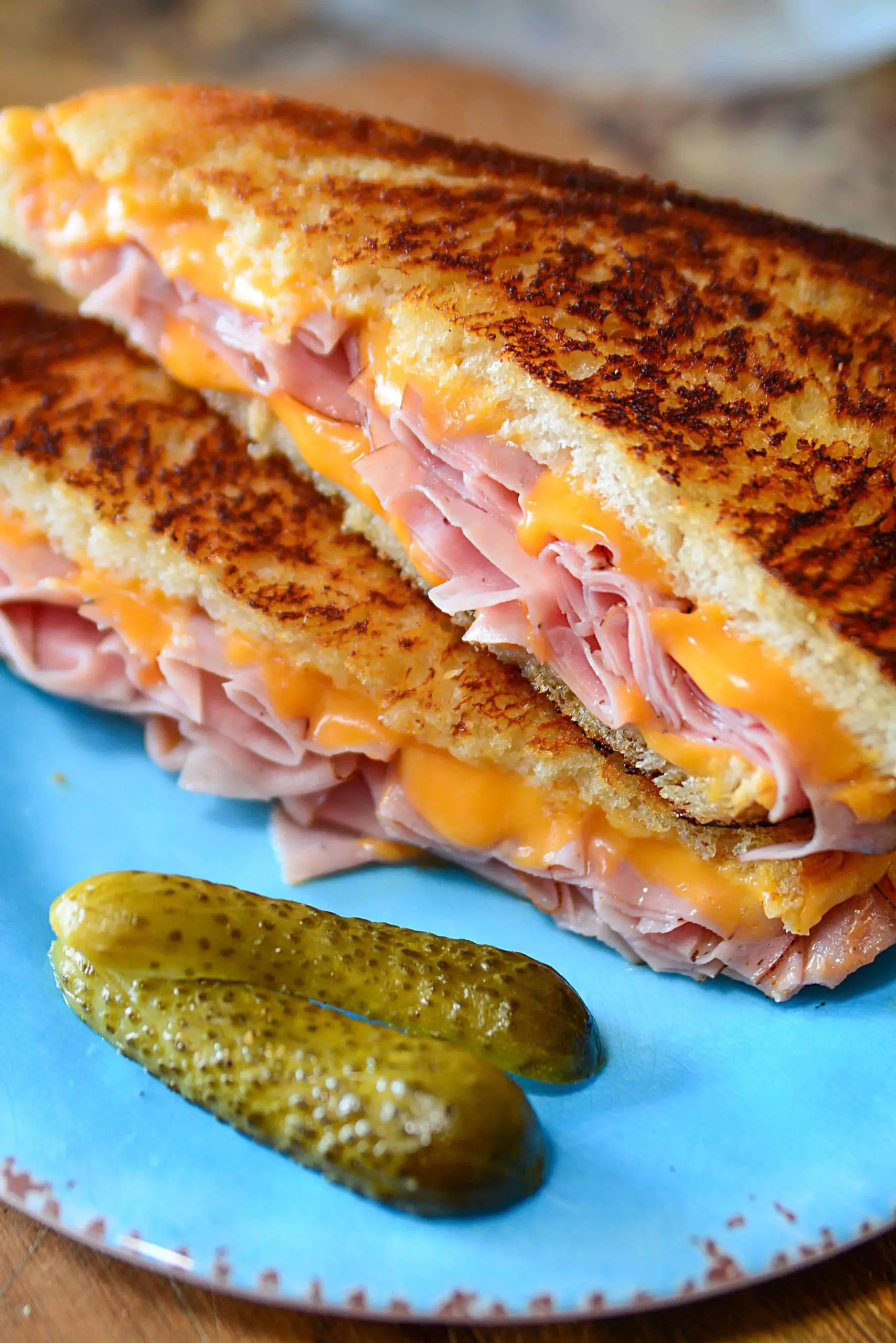 DELICIOUS GRILLED HAM AND CHEESE SANDWICH
