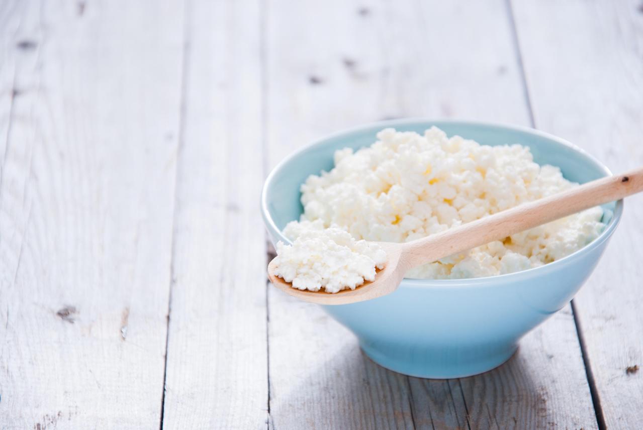 Eating cottage cheese before bed helps lose weight