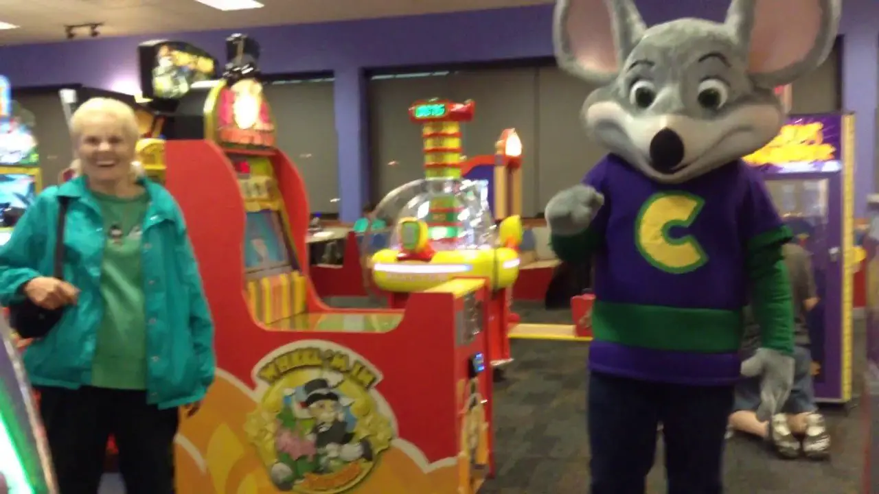 MEETING CHUCK E CHEESE In REAL LIFE AT CHUCK E CHEESE 2017 ...